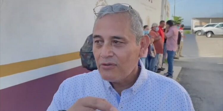 Suman más de 900 migrantes enviados de Texas a Washington