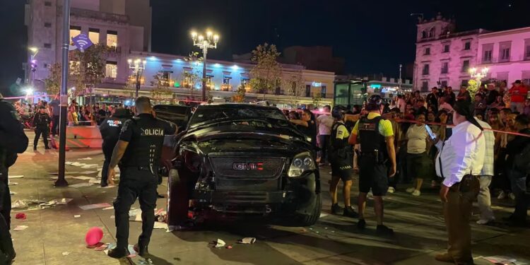 Conductor atropella a fieles en Centro Histórico de Guadalajara
