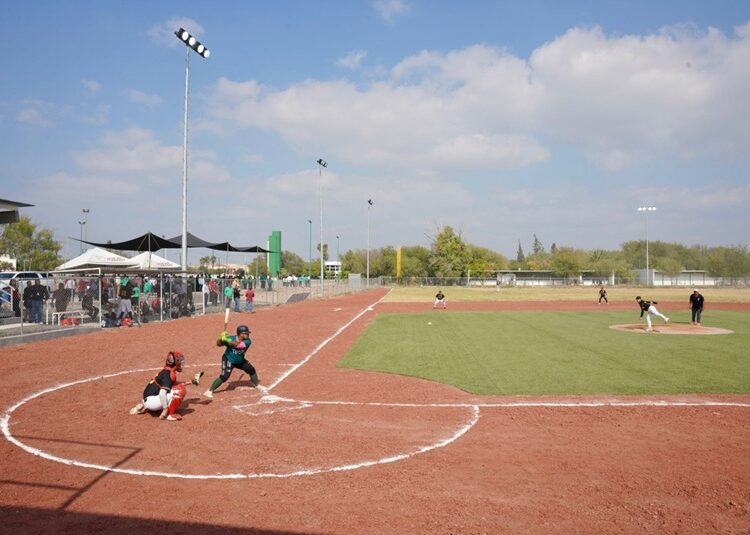 Inauguran renovado campo de béisbol en el ITNL
