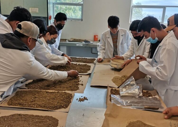 Desarrolla la UAT un proyecto para evaluar los residuos contaminantes de agroquímicos en el suelo