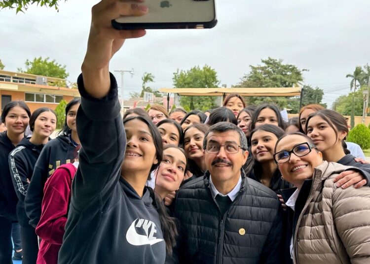 Dámaso Anaya fortalece vínculos con universitarios de la UAT Campus Mante