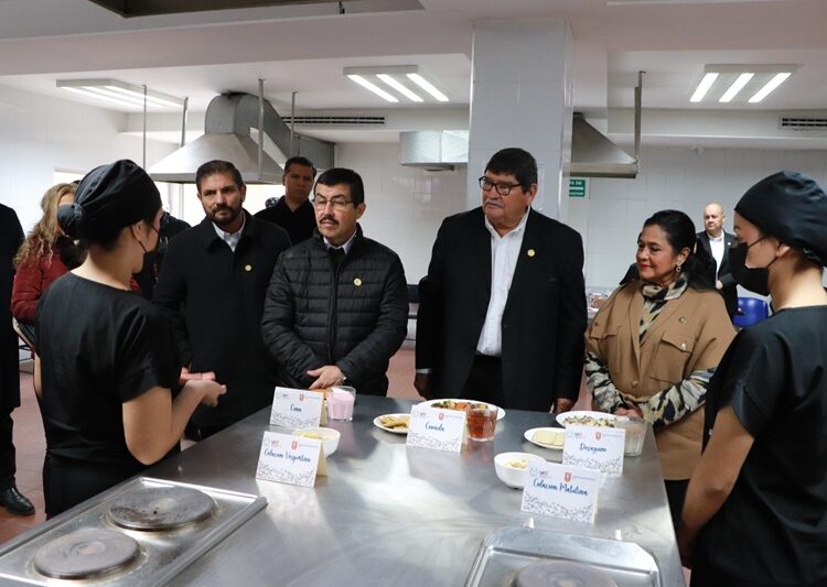 Dámaso Anaya fortalece vínculos con universitarios de la UAT Campus Mante