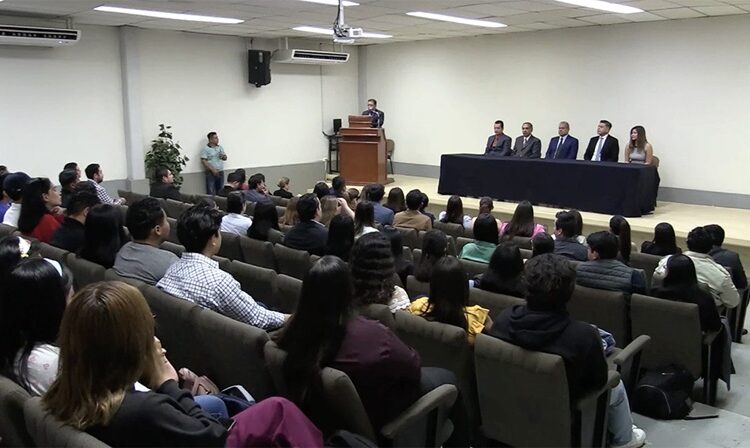 Difunde la UAT temas especializados de odontología