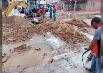COMAPA NLD trabaja en reparación de tubo de agua dañado