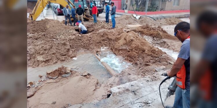 COMAPA NLD trabaja en reparación de tubo de agua dañado