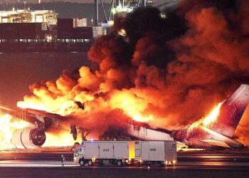 Choque de dos aviones deja cinco muertos en Japón