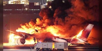 Choque de dos aviones deja cinco muertos en Japón