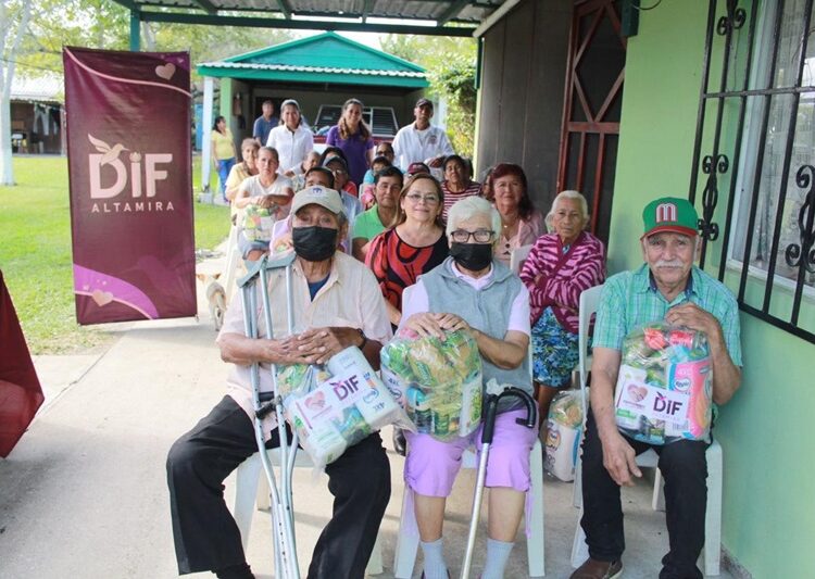 Encabeza Rossy Luque de Martínez gira de trabajo por zona rural