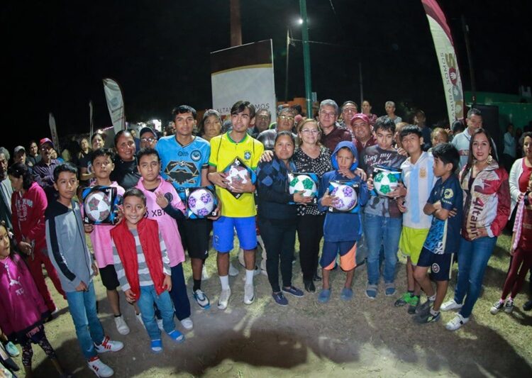 Enciende AMM luminarias en campo de fútbol del Fracc. Haciendas I