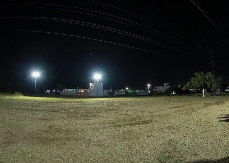 Enciende AMM luminarias en campo de fútbol del Fracc. Haciendas I