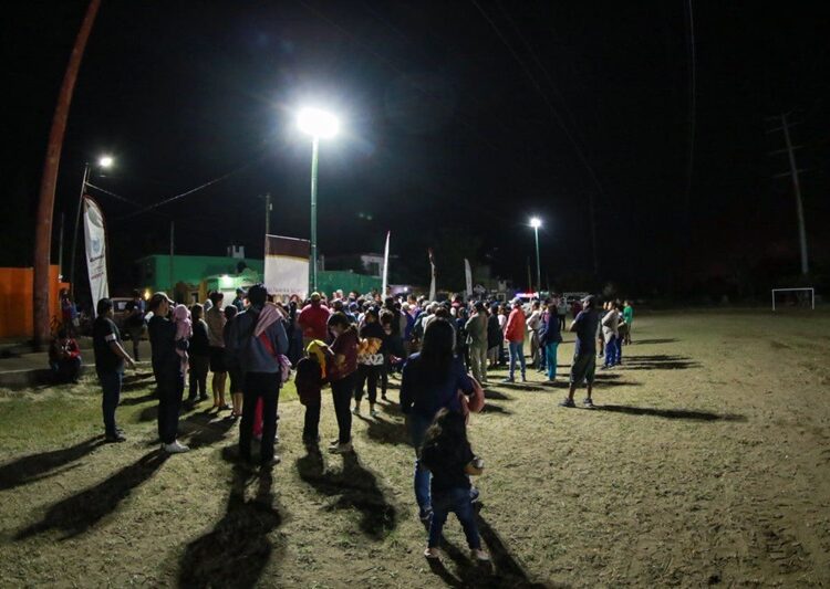 Enciende AMM luminarias en campo de fútbol del Fracc. Haciendas I
