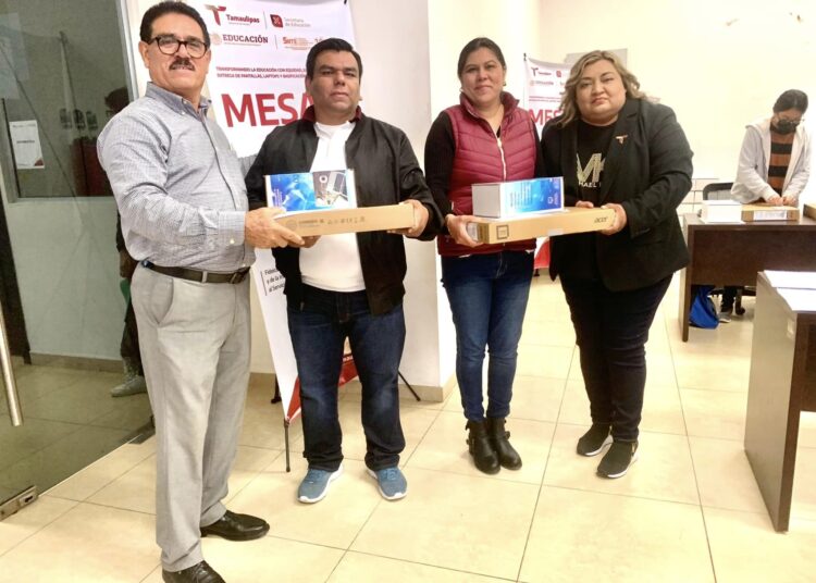 Entrega SET 126 equipos de computo a maestros de Reynosa