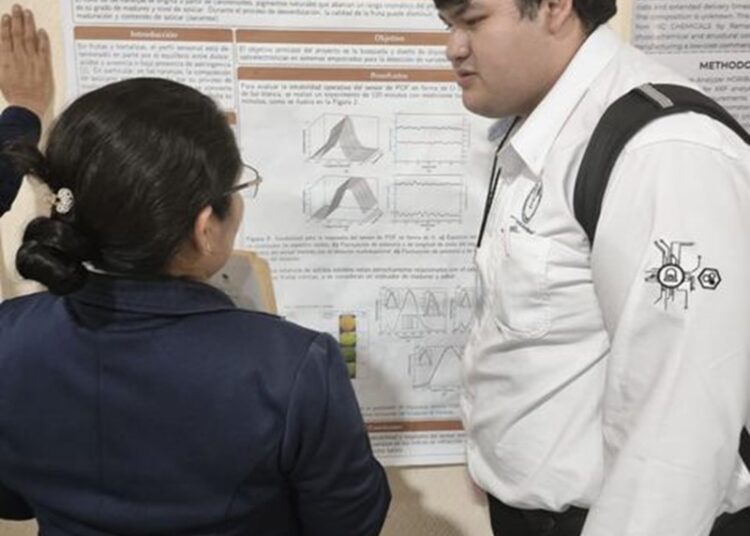 Estudiante de la UAT destaca en encuentro sobre optoelectrónica