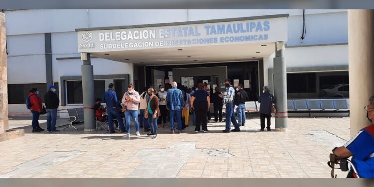 Funcionarios sinvergüenzas hacen negocio con pensiones