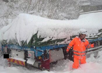 Intensas nevadas provocan cierres de autopistas y reducción de servicios en Japón