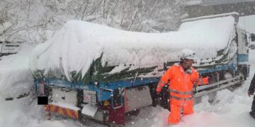 Intensas nevadas provocan cierres de autopistas y reducción de servicios en Japón