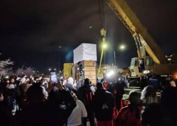 Jirafa “Benito” inició viaje rumbo a Africam Safari en Puebla