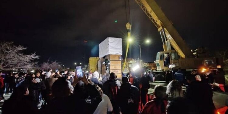 Jirafa “Benito” inició viaje rumbo a Africam Safari en Puebla