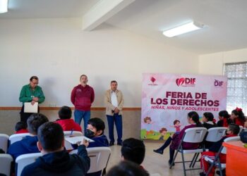 Lleva Sistema DIF NLD Feria de los Derechos a estudiantes de nivel básico