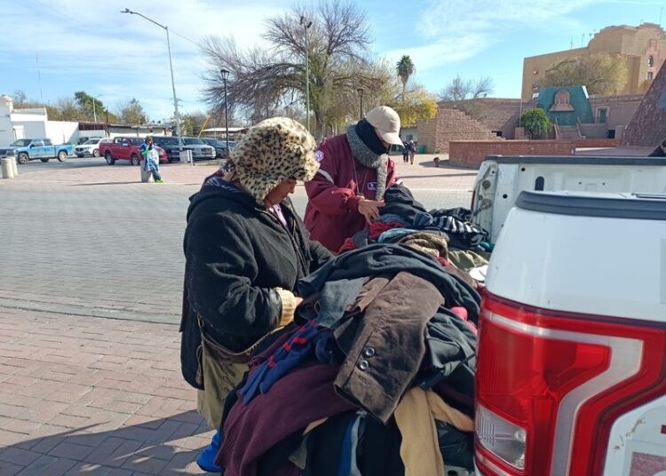 Mantiene PC de NLD operativo carrusel y donan ropa de invierno a ciudadanos