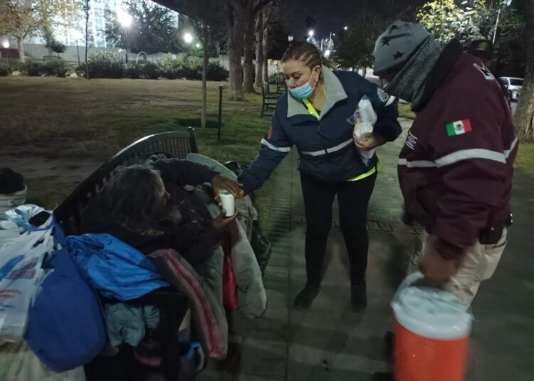 Mantiene PC de NLD operativo carrusel y donan ropa de invierno a ciudadanos