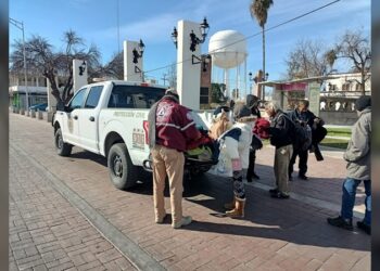 Mantiene PC de NLD operativo carrusel y donan ropa de invierno a ciudadanos