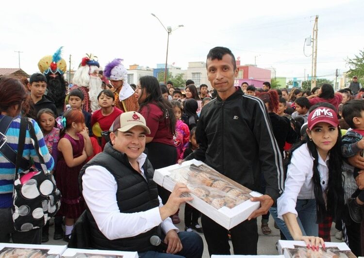 Más de mil personas asisten al festejo del Día de Reyes de Marco Gallegos Galván