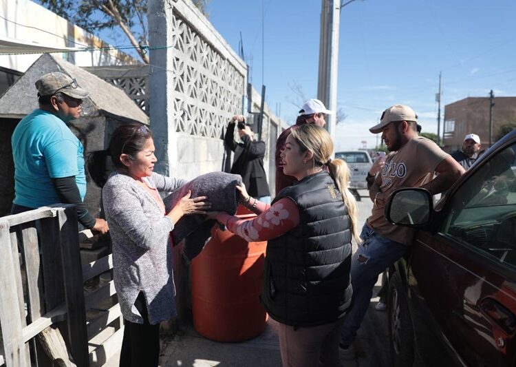 Realiza Gobierno de NLD brigada contra el frío en colonias del poniente