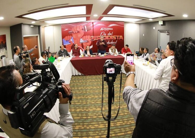 Reconoce Alcalde Armando Martínez ardua labor de los periodistas en su día