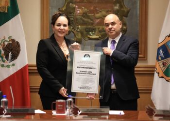 Tecolotes de NLD reconocen a Carmen Lilia por su impulso al deporte