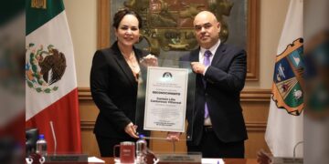 Tecolotes de NLD reconocen a Carmen Lilia por su impulso al deporte