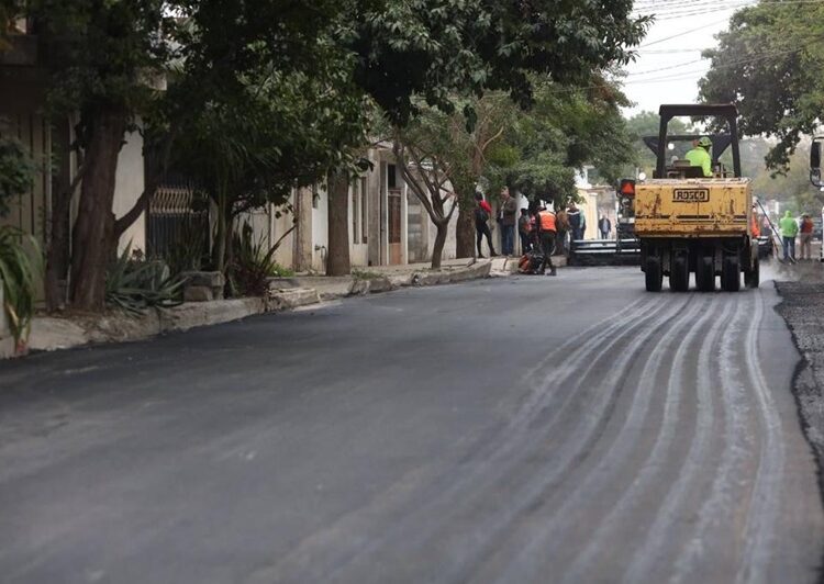 Supervisa Lalo Gattás pavimentación en la Nacozari y 7 de Noviembre