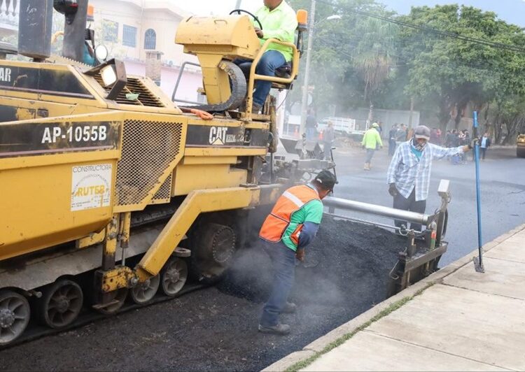 Supervisa Lalo Gattás pavimentación en la Nacozari y 7 de Noviembre
