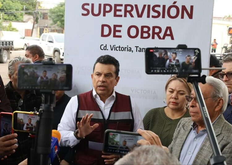 Supervisa Lalo Gattás pavimentación en la Nacozari y 7 de Noviembre