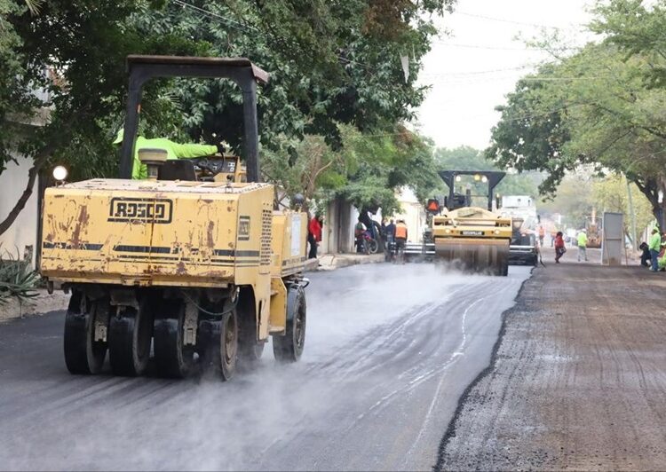 Supervisa Lalo Gattás pavimentación en la Nacozari y 7 de Noviembre
