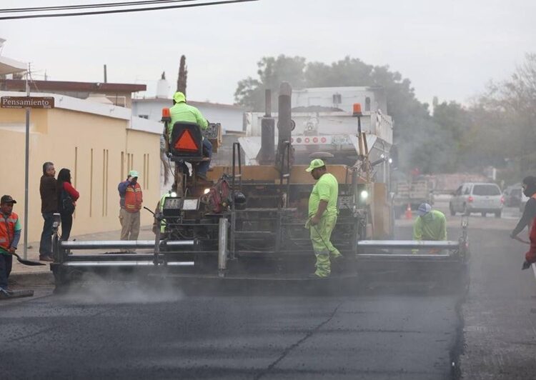 Supervisa Lalo Gattás pavimentación en la Nacozari y 7 de Noviembre