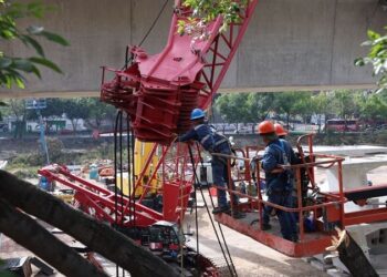 Retiran dovela que cayó en obras del Tren Interurbano México-Toluca