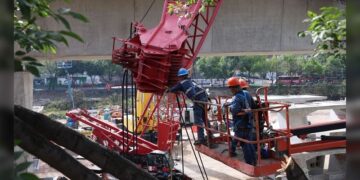 Retiran dovela que cayó en obras del Tren Interurbano México-Toluca