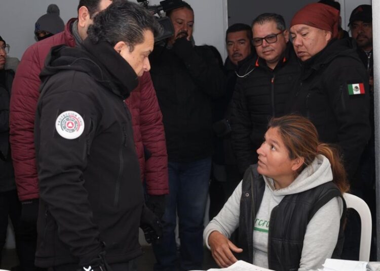 Visita Lalo Gattás albergues y recorre calles en auxilio de personas vulnerables al frío