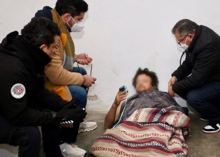 Visita Lalo Gattás albergues y recorre calles en auxilio de personas vulnerables al frío