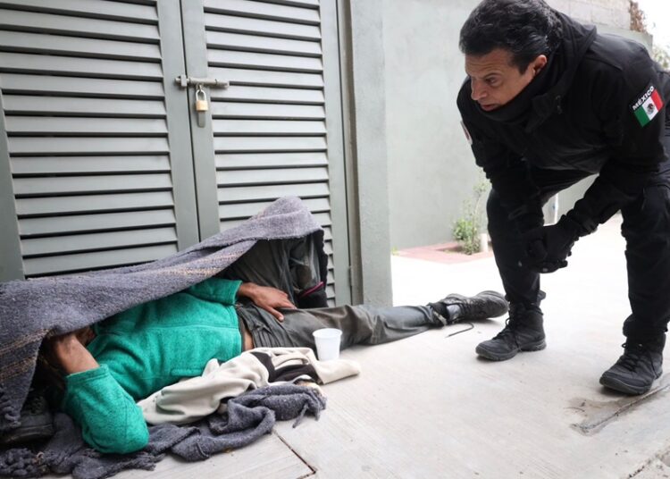 Visita Lalo Gattás albergues y recorre calles en auxilio de personas vulnerables al frío