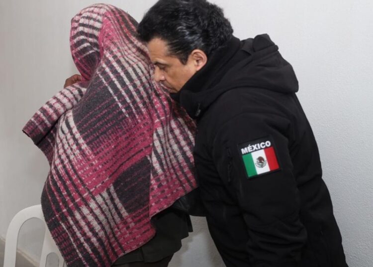 Visita Lalo Gattás albergues y recorre calles en auxilio de personas vulnerables al frío