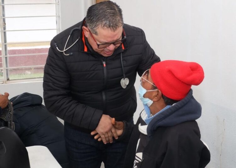 Visita Lalo Gattás albergues y recorre calles en auxilio de personas vulnerables al frío
