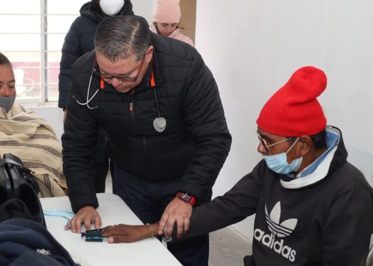 Visita Lalo Gattás albergues y recorre calles en auxilio de personas vulnerables al frío