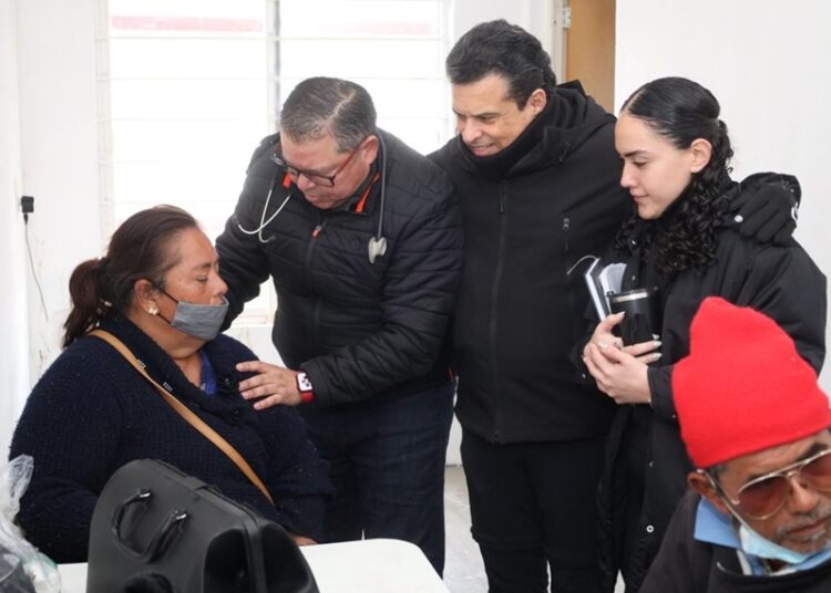 Visita Lalo Gattás albergues y recorre calles en auxilio de personas vulnerables al frío