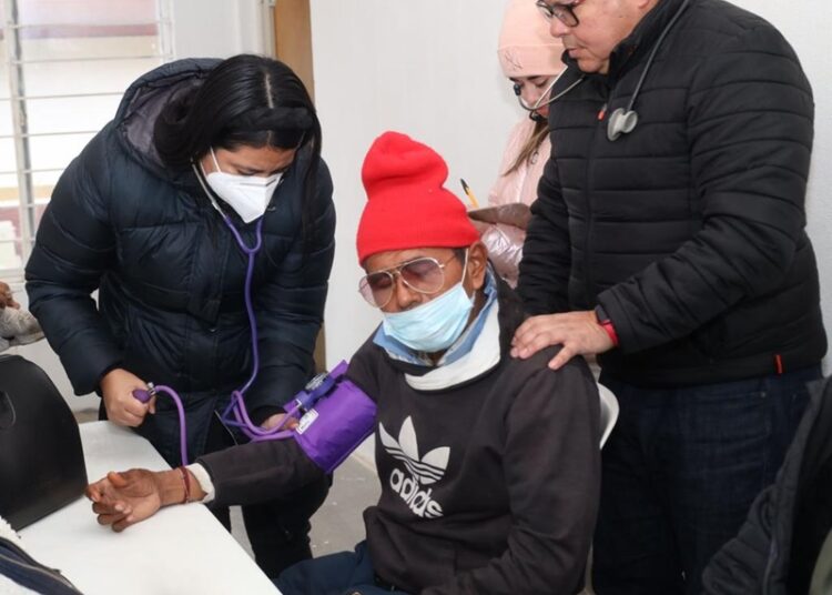 Visita Lalo Gattás albergues y recorre calles en auxilio de personas vulnerables al frío