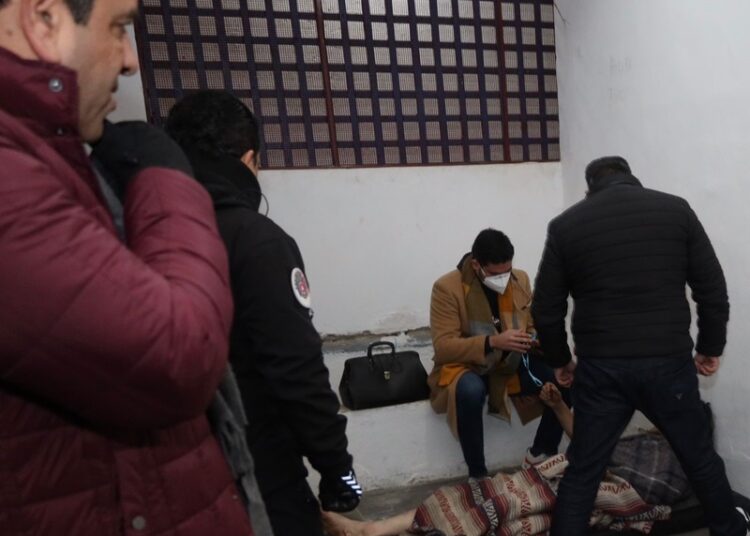 Visita Lalo Gattás albergues y recorre calles en auxilio de personas vulnerables al frío