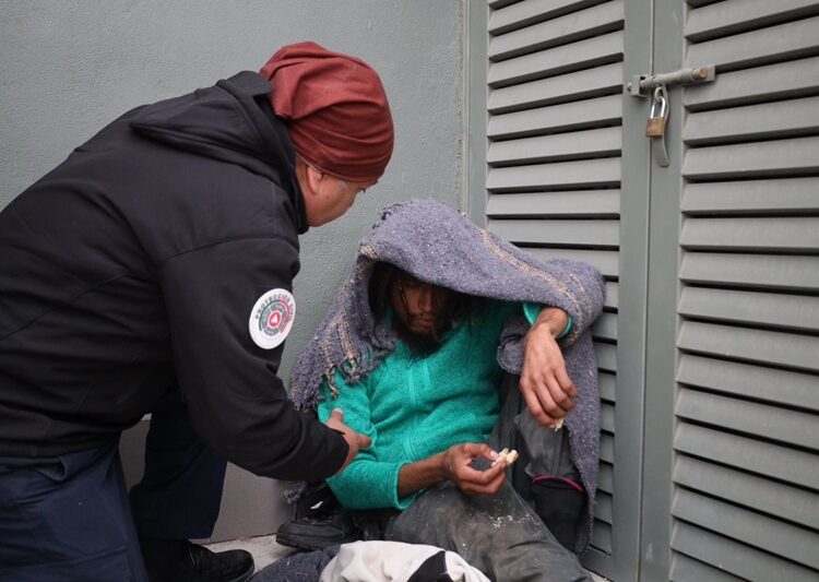 Visita Lalo Gattás albergues y recorre calles en auxilio de personas vulnerables al frío