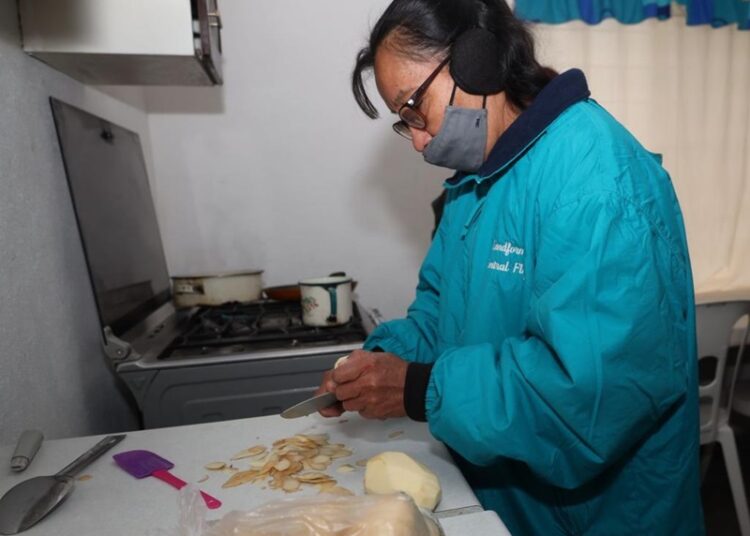 Visita Lalo Gattás albergues y recorre calles en auxilio de personas vulnerables al frío