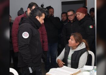 Visita Lalo Gattás albergues y recorre calles en auxilio de personas vulnerables al frío